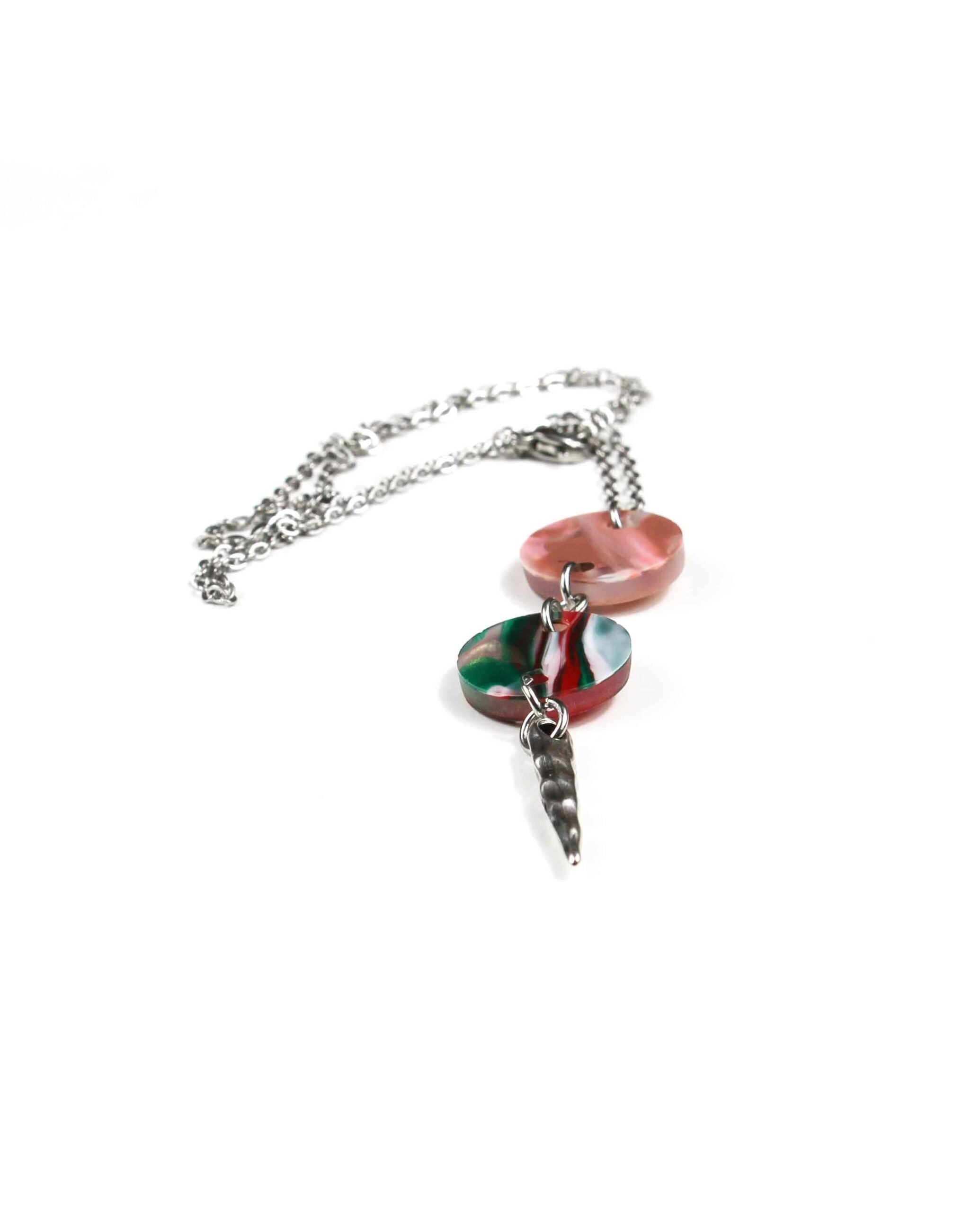 Collar rojo, verde, blanco, dorado y rosa: Refleja la Pureza y la Claridad con Este Accesorio
