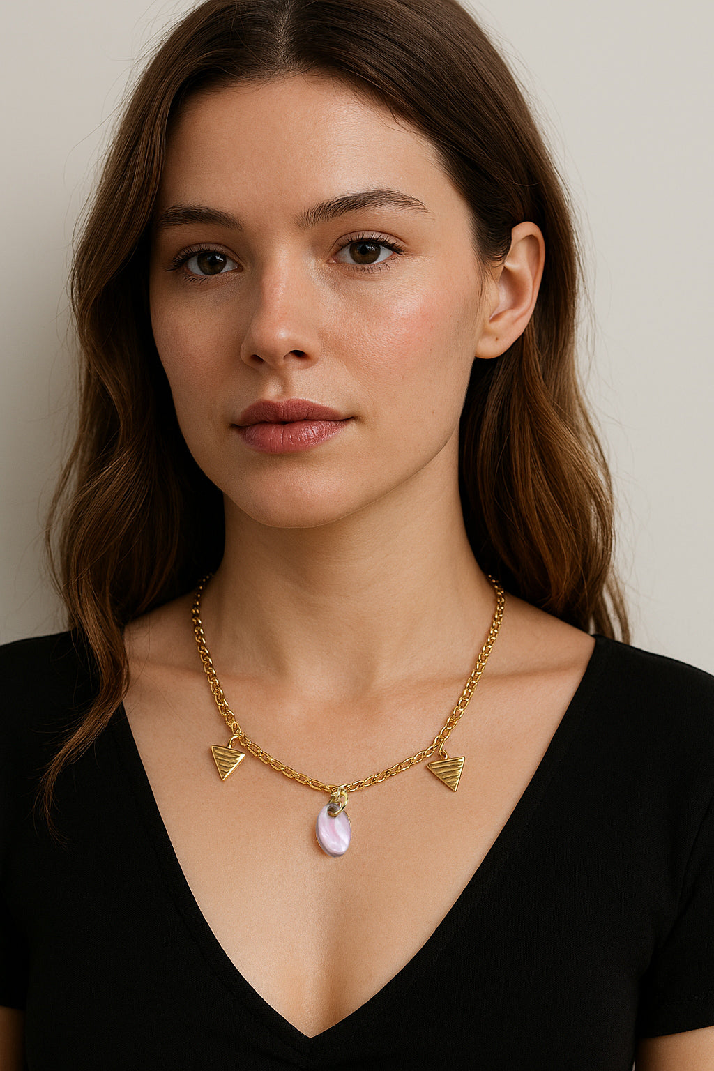 Collar dorado con colgante rosa nacarado y charms geométricos