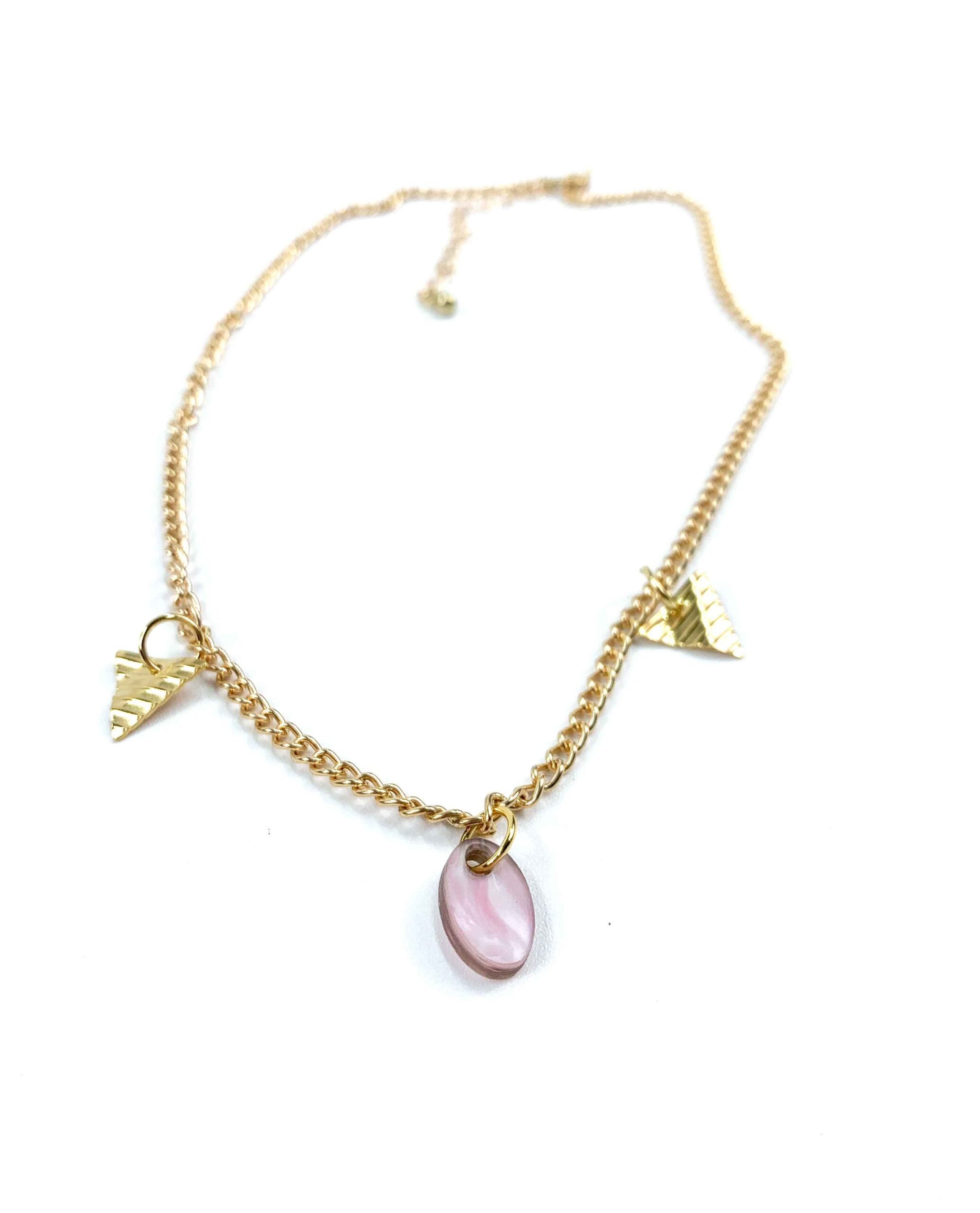 Collar dorado con colgante rosa nacarado y charms geométricos
