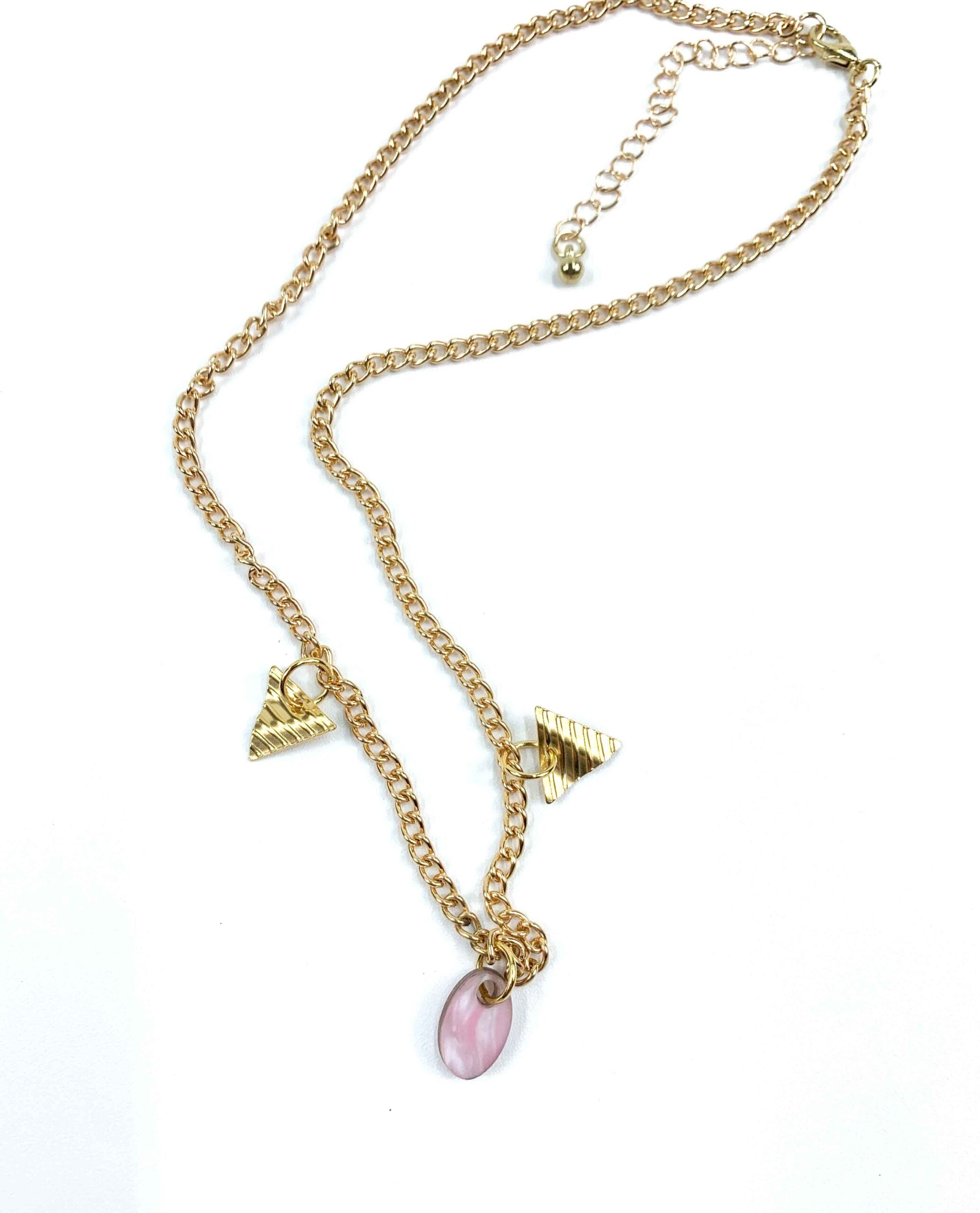 Collar dorado con colgante rosa nacarado y charms geométricos