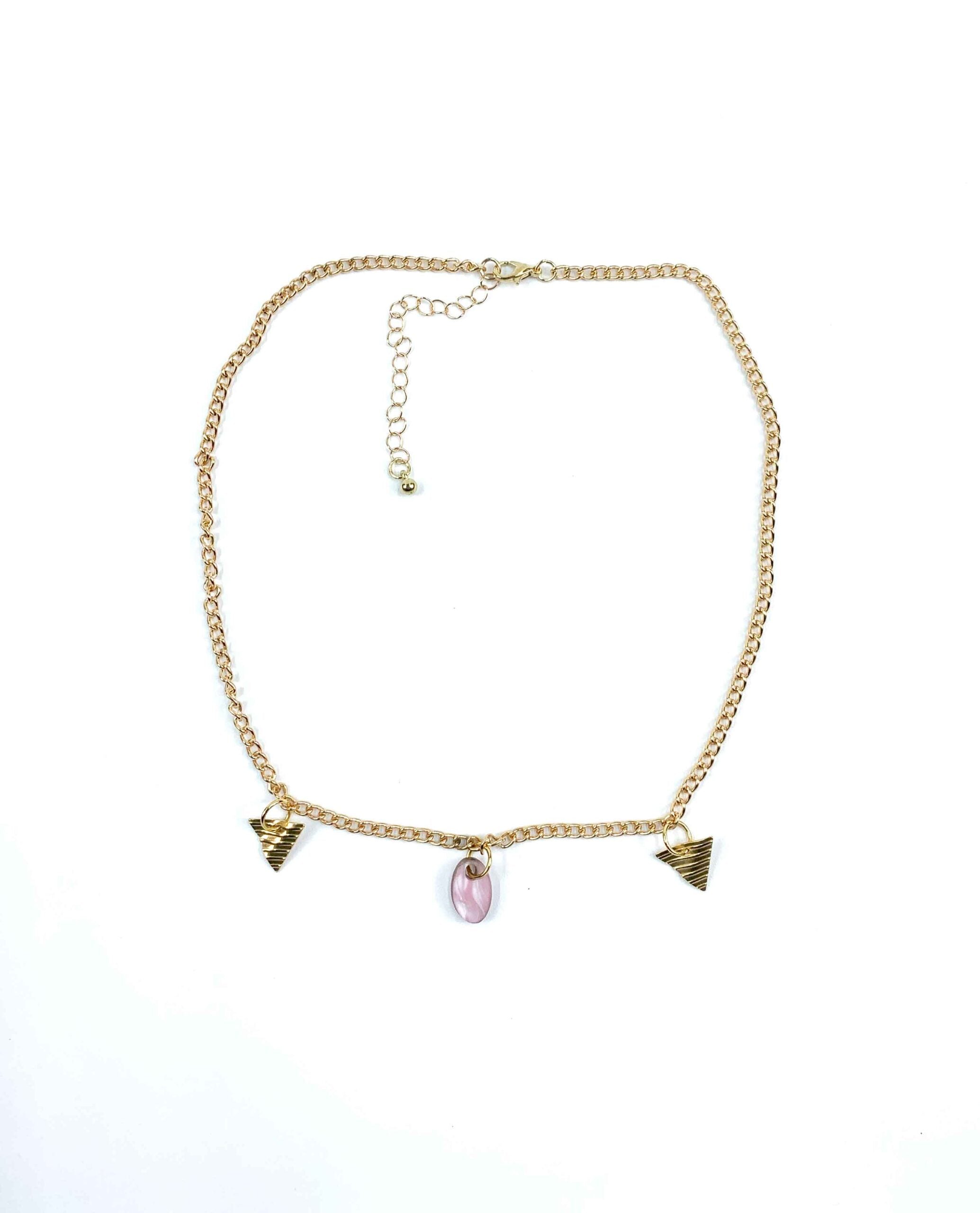 Collar dorado con colgante rosa nacarado y charms geométricos